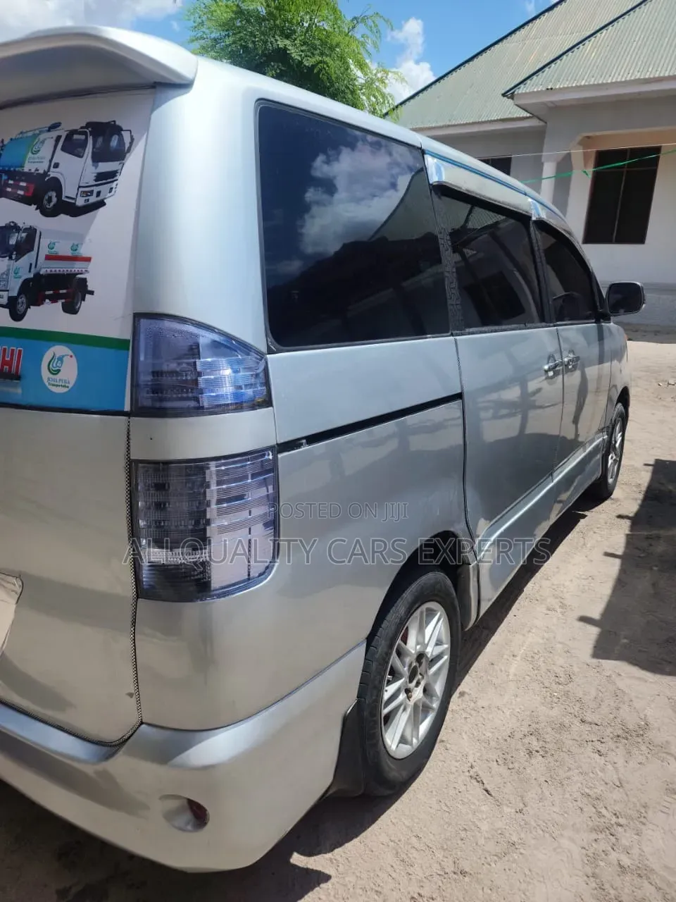 Toyota Noah 2005