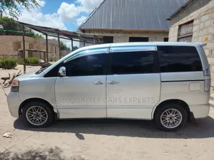 Toyota Noah 2005