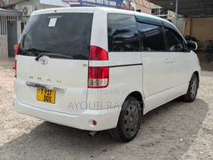 Toyota Noah 2005 White