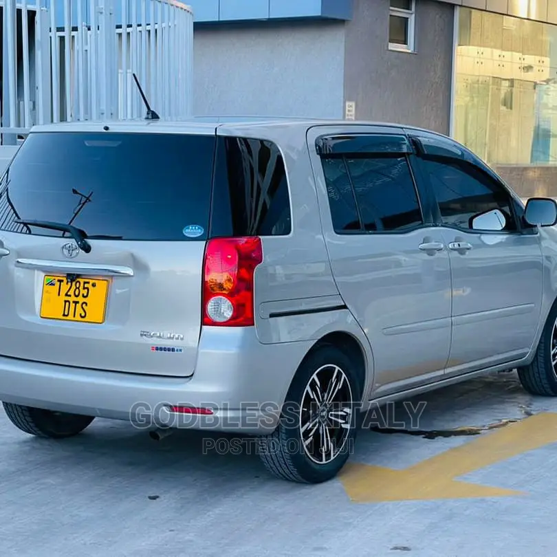 Toyota Raum 2003 Silver