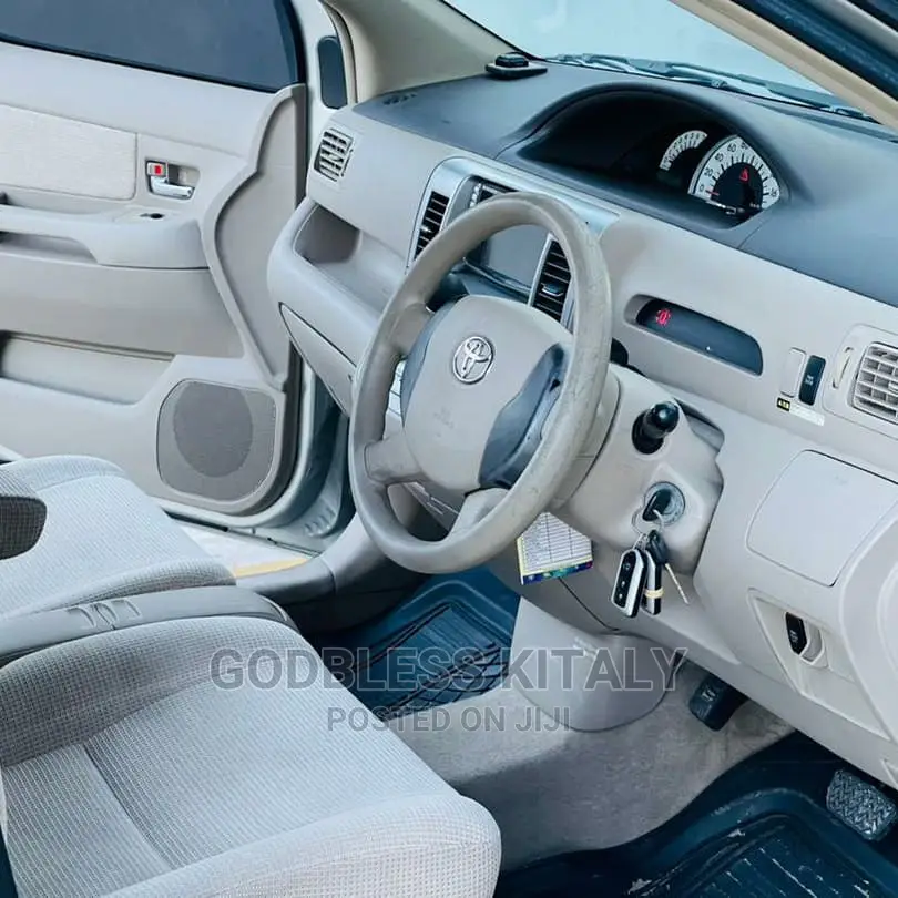 Toyota Raum 2003 Silver