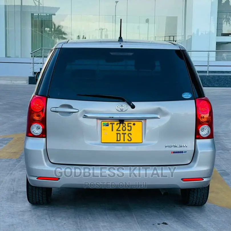 Toyota Raum 2003 Silver