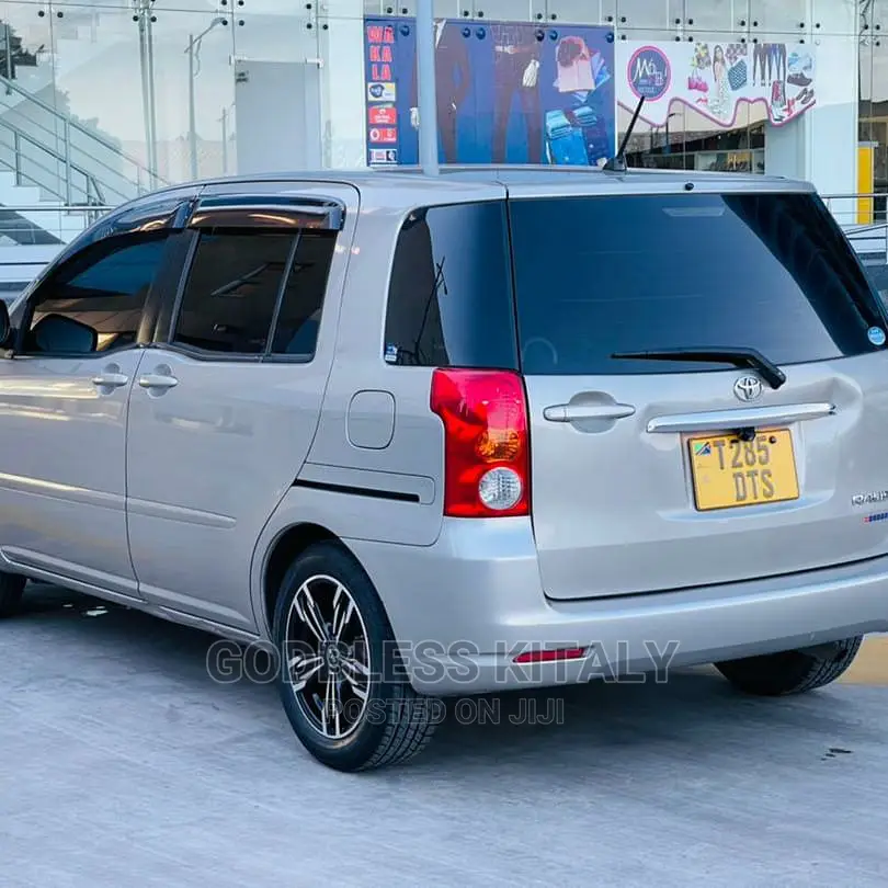 Toyota Raum 2003 Silver