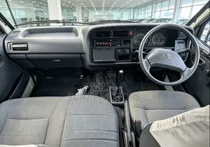 Toyota HiAce 2000 White