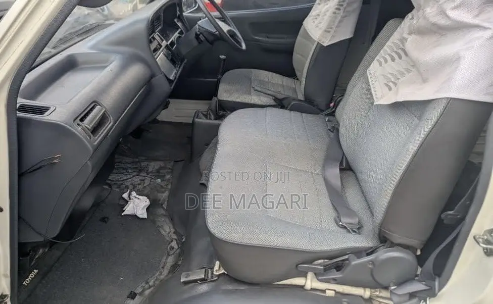 Toyota HiAce 2000 White
