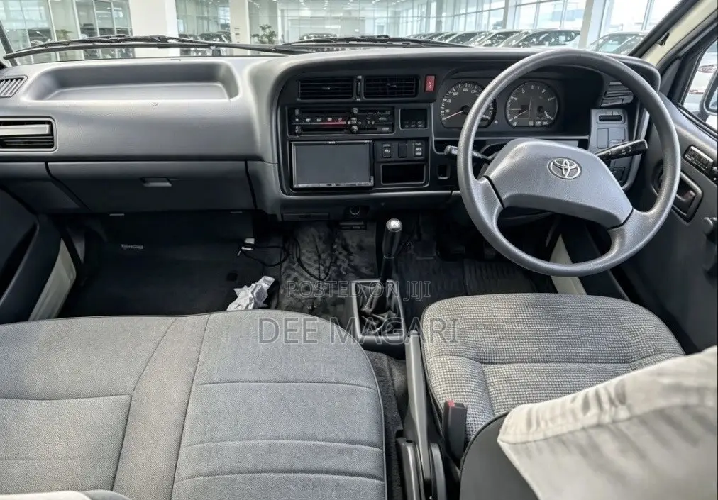 Toyota HiAce 2000 White