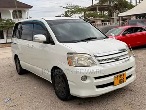 Toyota Noah 2005 White