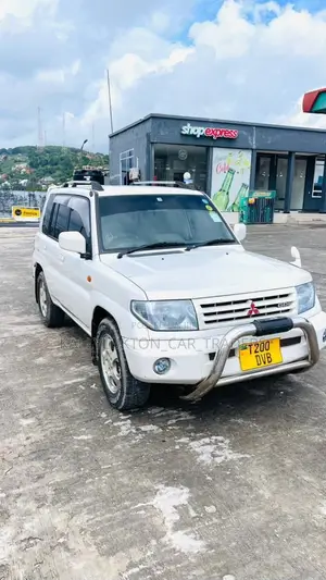 Mitsubishi Pajero 2000 White