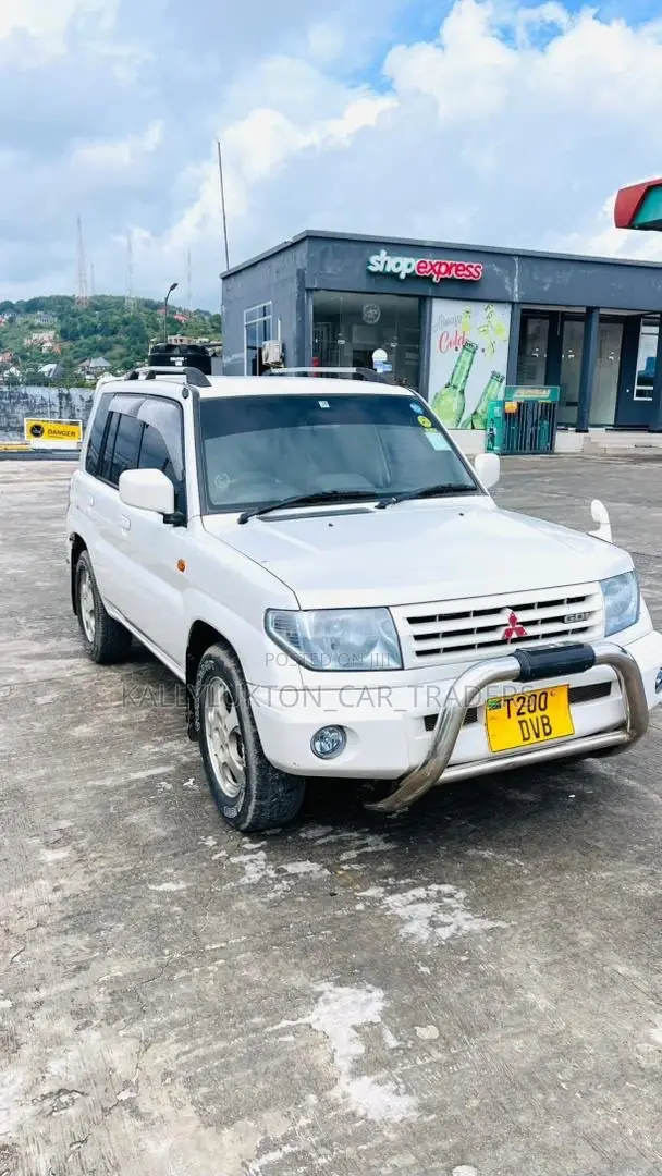 Mitsubishi Pajero 2000 White
