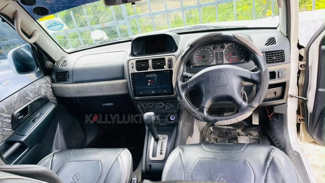 Mitsubishi Pajero 2000 White