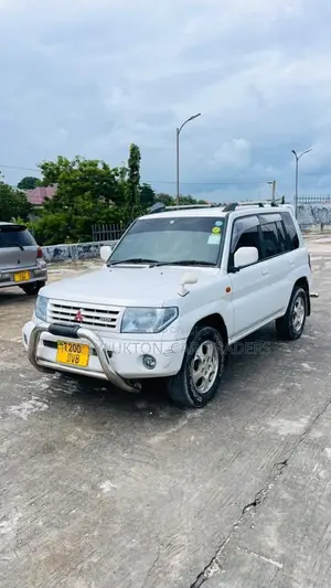 Mitsubishi Pajero 2000 White