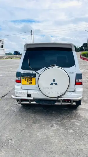 Mitsubishi Pajero 2000 White
