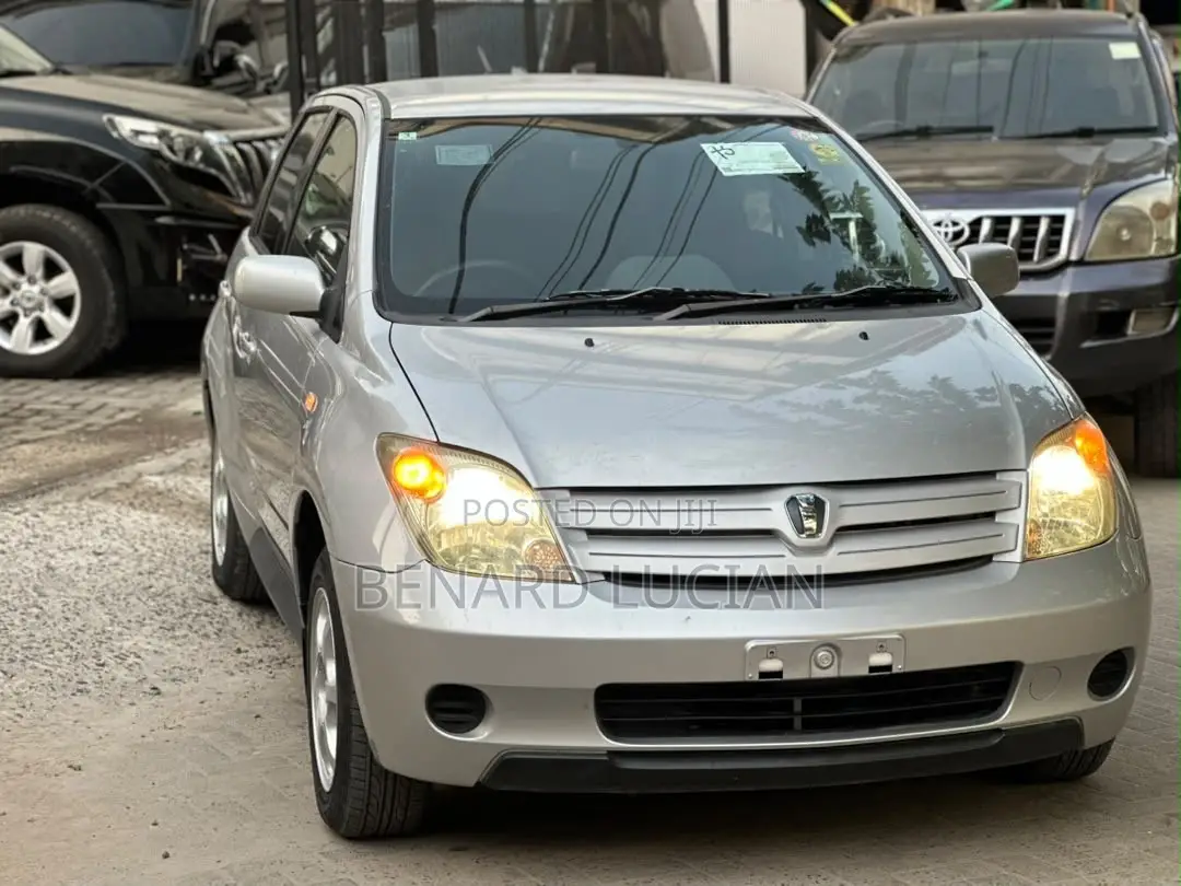 Toyota IST 2004 Silver
