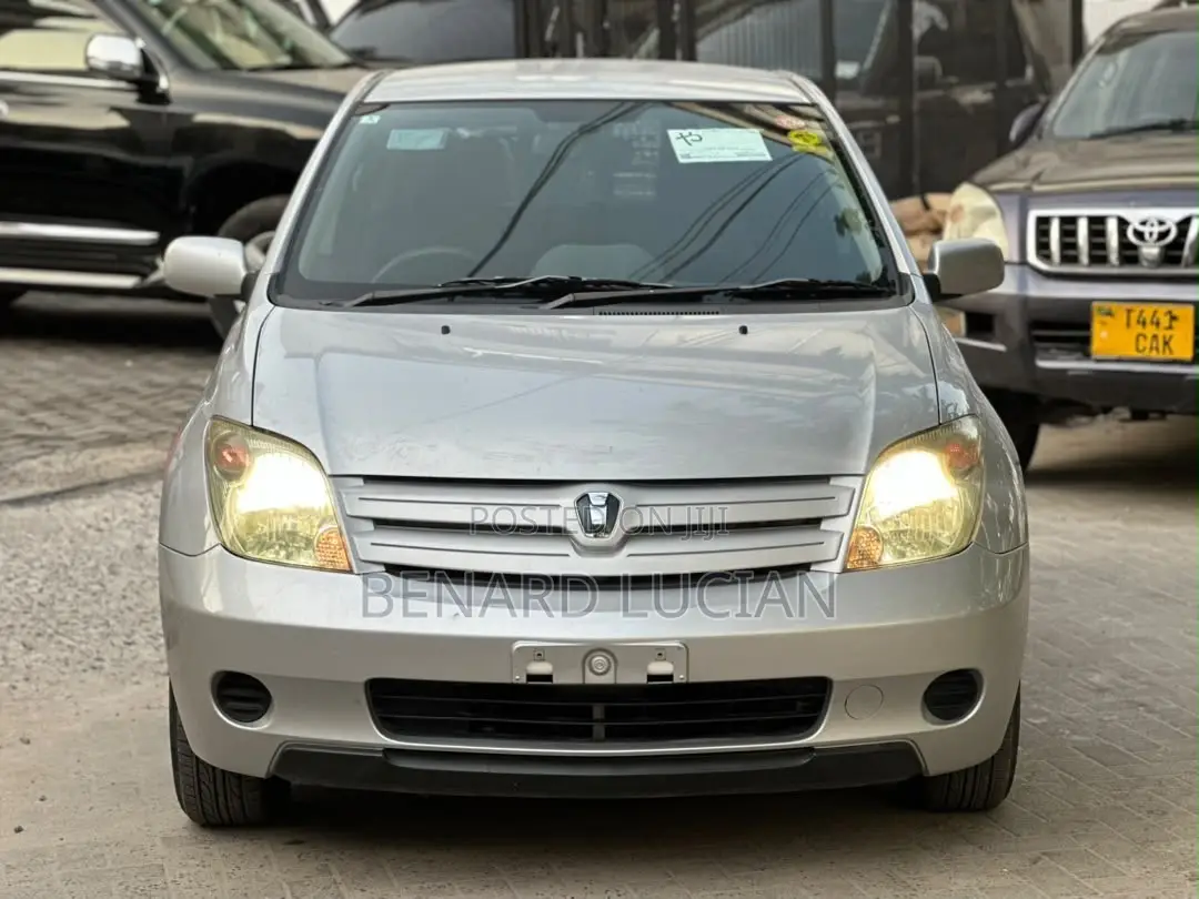 Toyota IST 2004 Silver