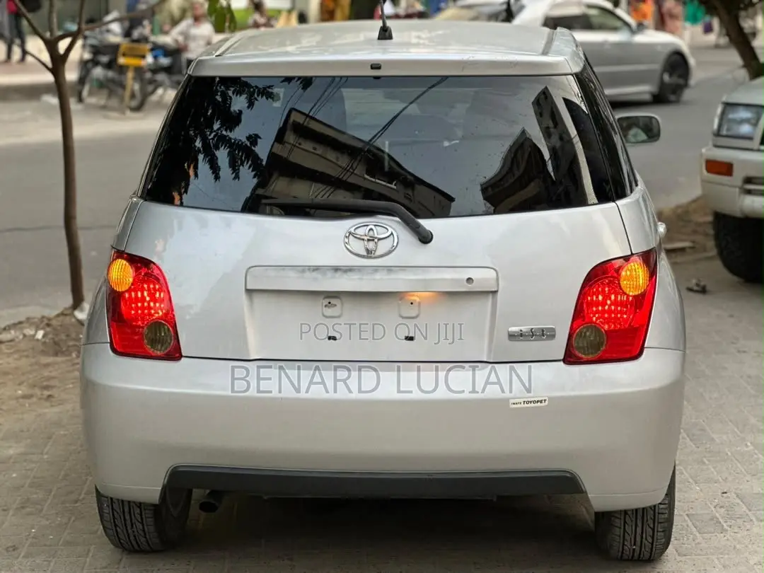 Toyota IST 2004 Silver