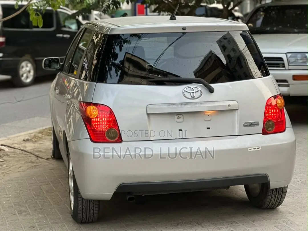 Toyota IST 2004 Silver