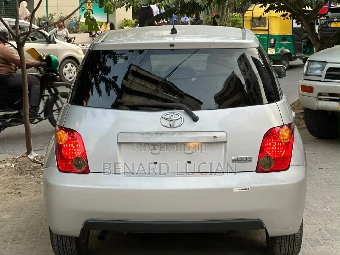 Toyota IST 2004 Silver