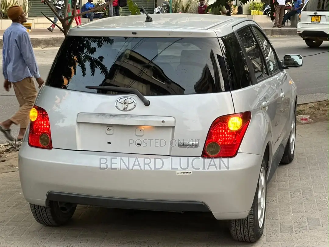 Toyota IST 2004 Silver