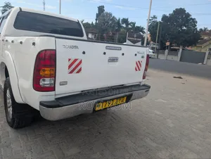 Toyota Hilux 2.5 Cab 2005 White