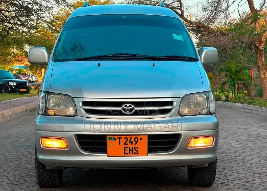 Toyota Noah 2001 Silver