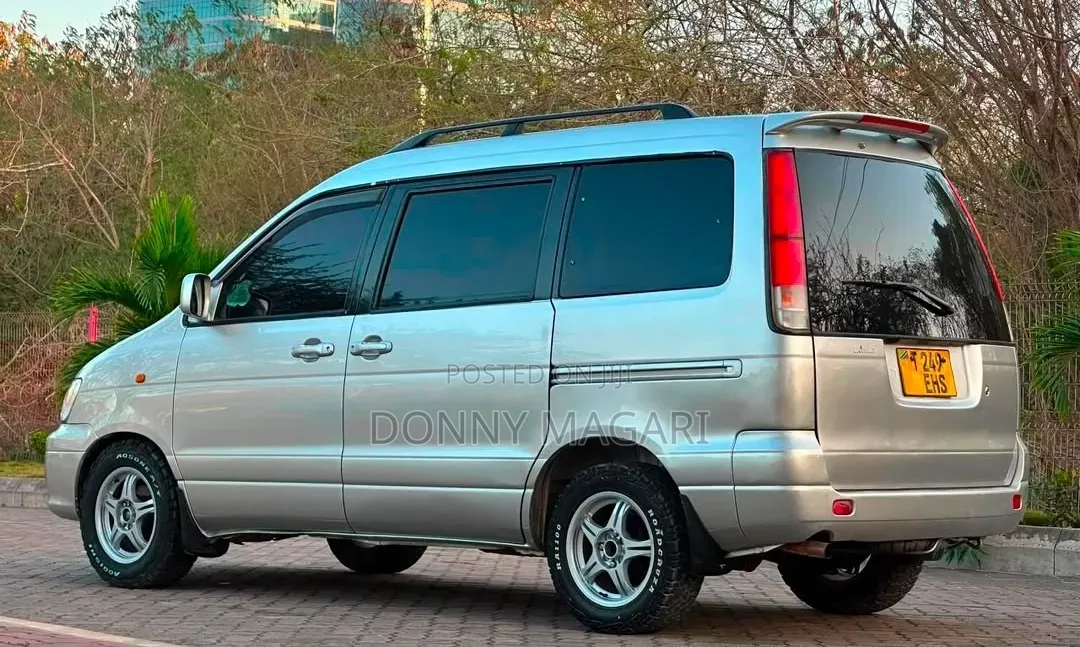 Toyota Noah 2001 Silver