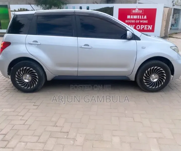 Toyota IST 2004 Silver