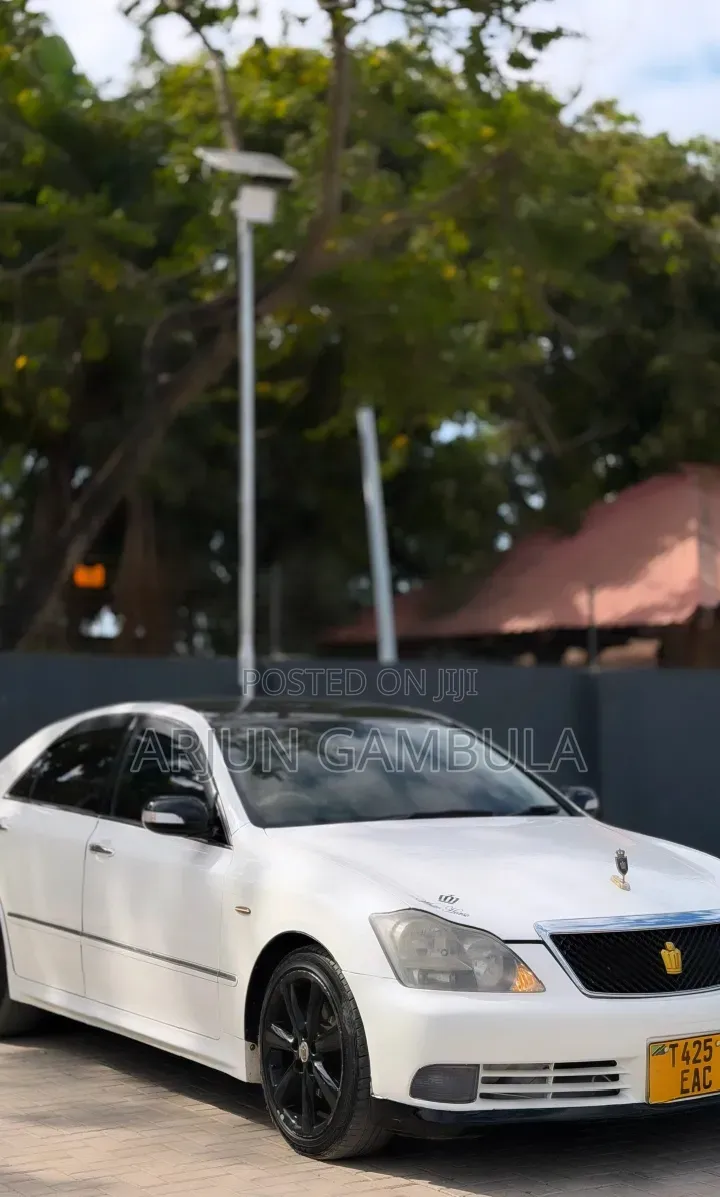Toyota Crown Royale 2005 White