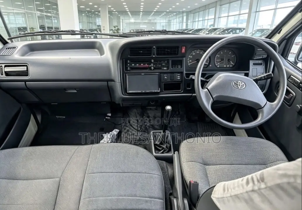 Toyota HiAce 2002 White