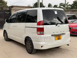 Toyota Noah 2.0 FWD (8 Seater) 2005 White