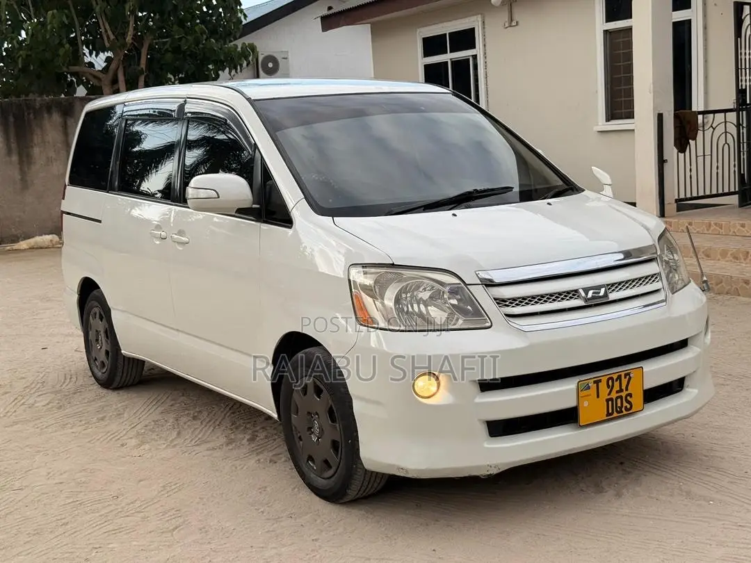 Toyota Noah 2.0 FWD (8 Seater) 2005 White