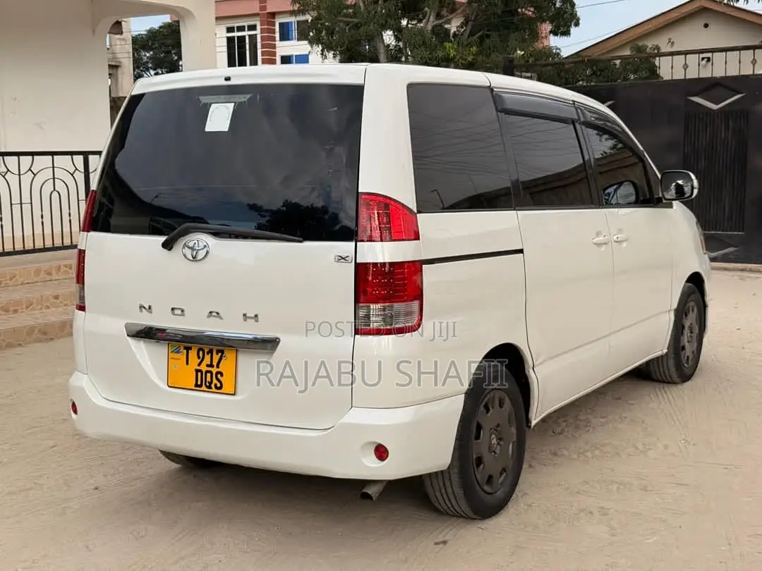 Toyota Noah 2.0 FWD (8 Seater) 2005 White