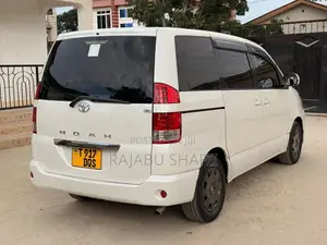 Toyota Noah 2.0 FWD (8 Seater) 2005 White
