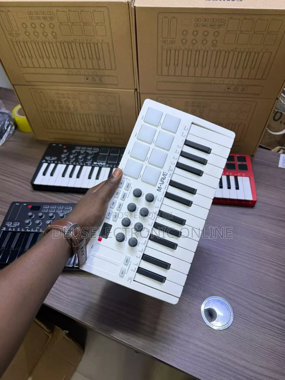 Rangi Nne Za MIDI Keyboard Keys 25
