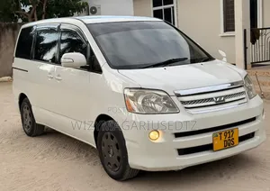 Toyota Noah 2005 Off white