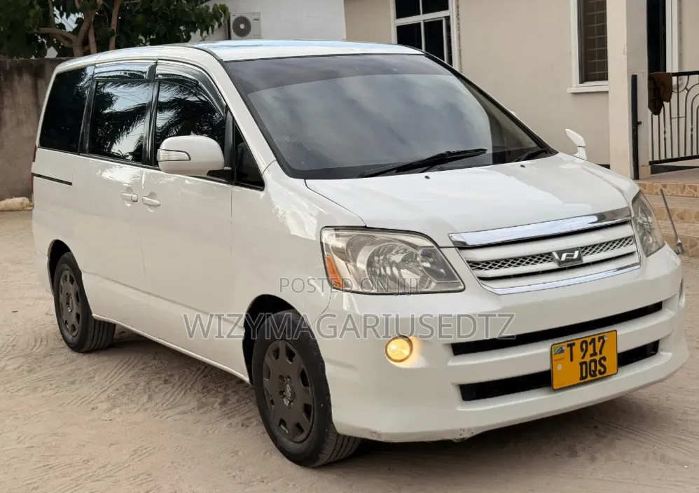 Toyota Noah 2005 Off white