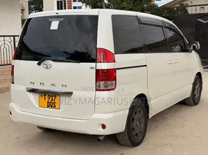 Toyota Noah 2005 Off white