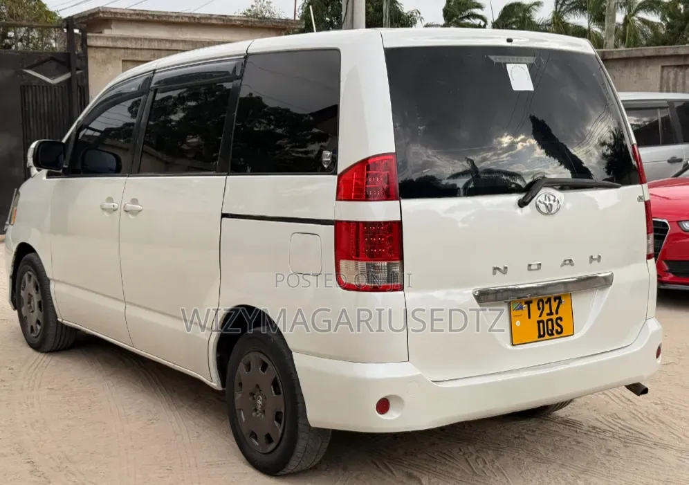 Toyota Noah 2005 Off white