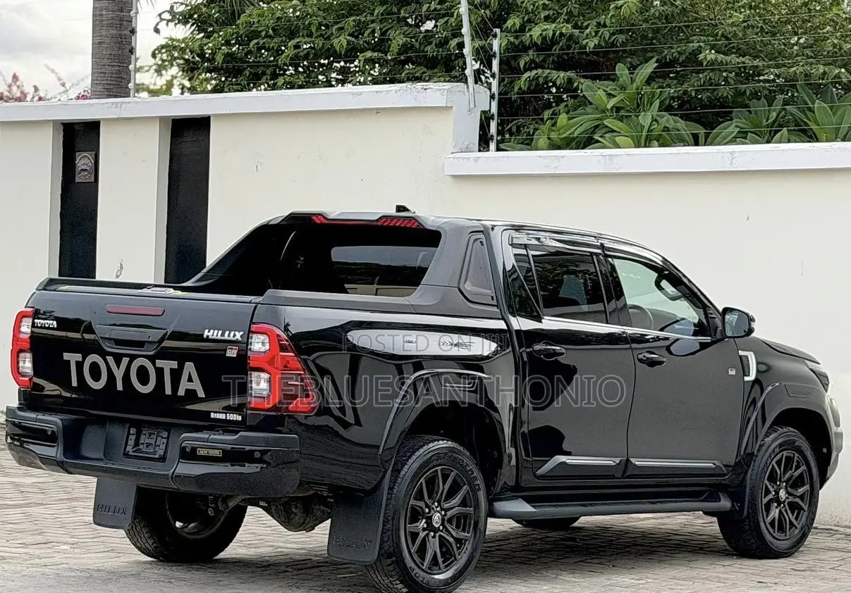 Toyota Hilux 2022 Black