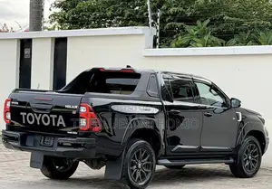 Toyota Hilux 2022 Black