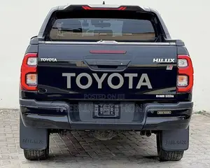 Toyota Hilux 2022 Black
