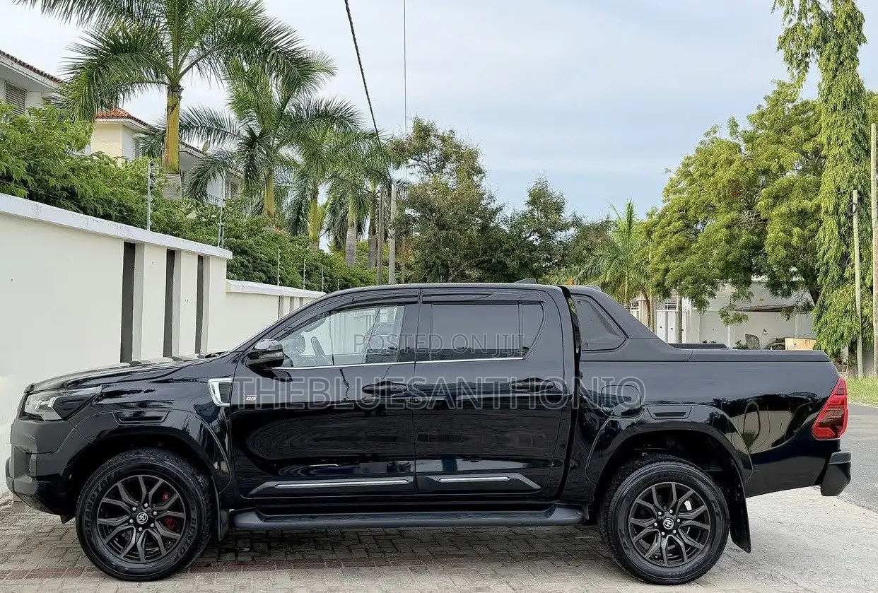 Toyota Hilux 2022 Black