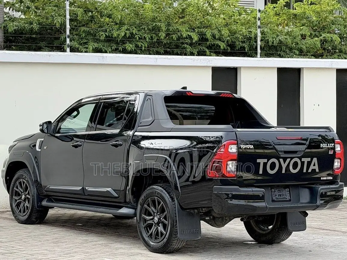 Toyota Hilux 2022 Black