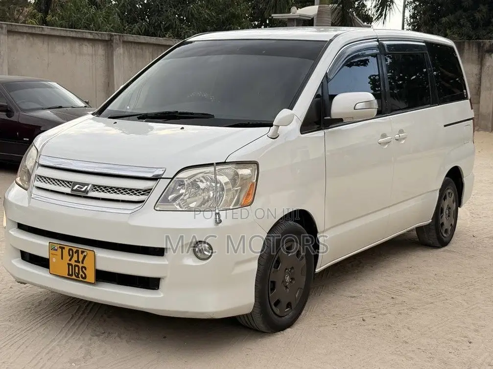 Toyota Noah 2005 White