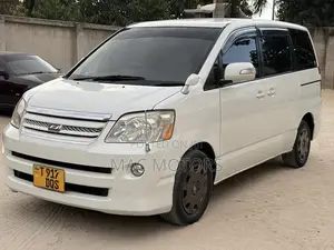 Toyota Noah 2005 White