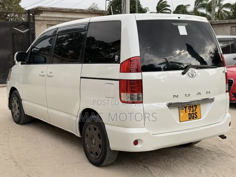 Toyota Noah 2005 White