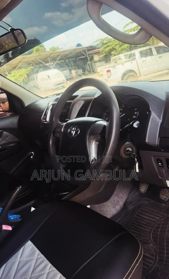 Toyota Hilux 2013 White
