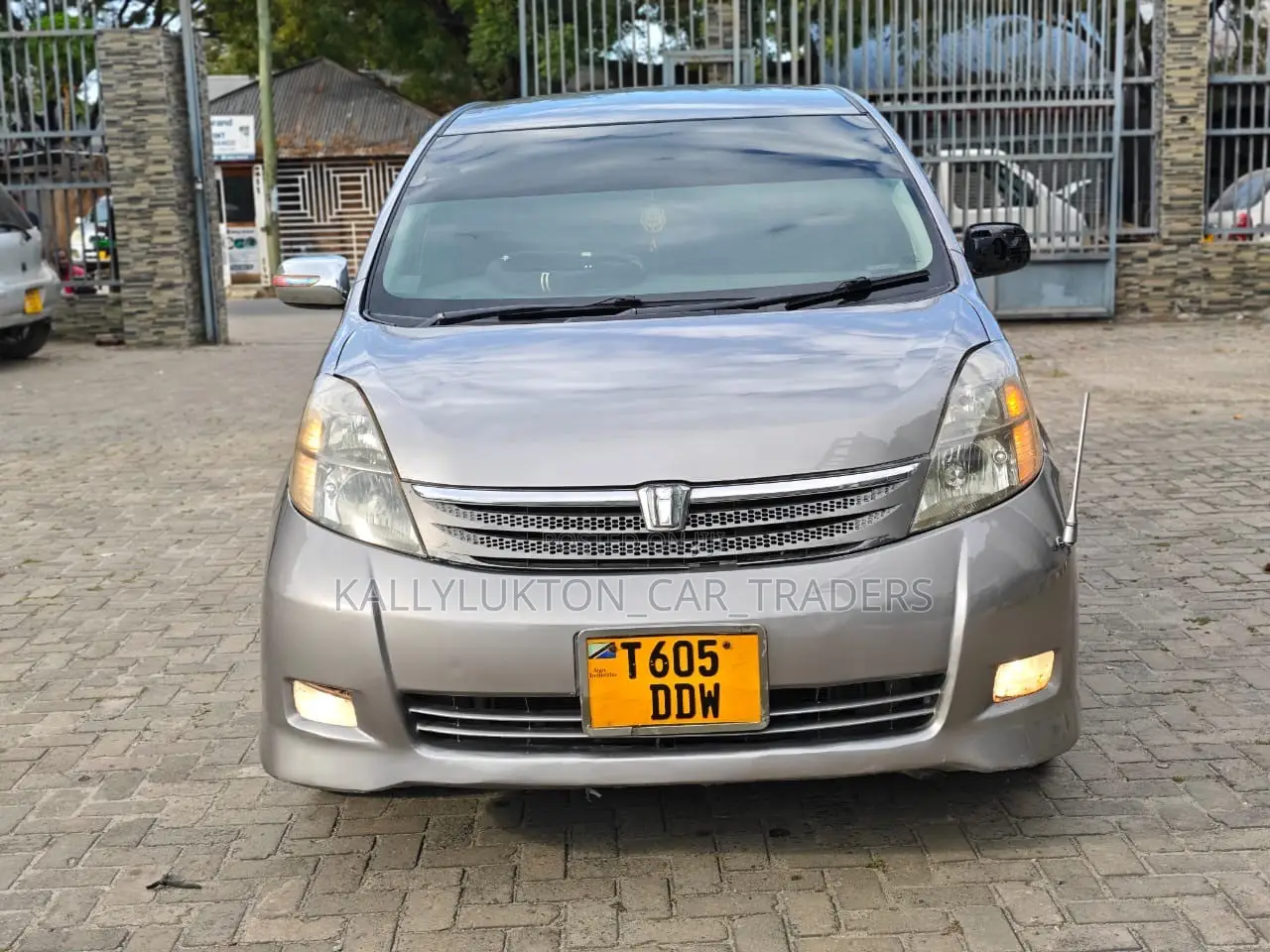 Toyota ISIS 2009 Silver