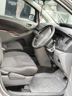 Toyota ISIS 2009 Silver