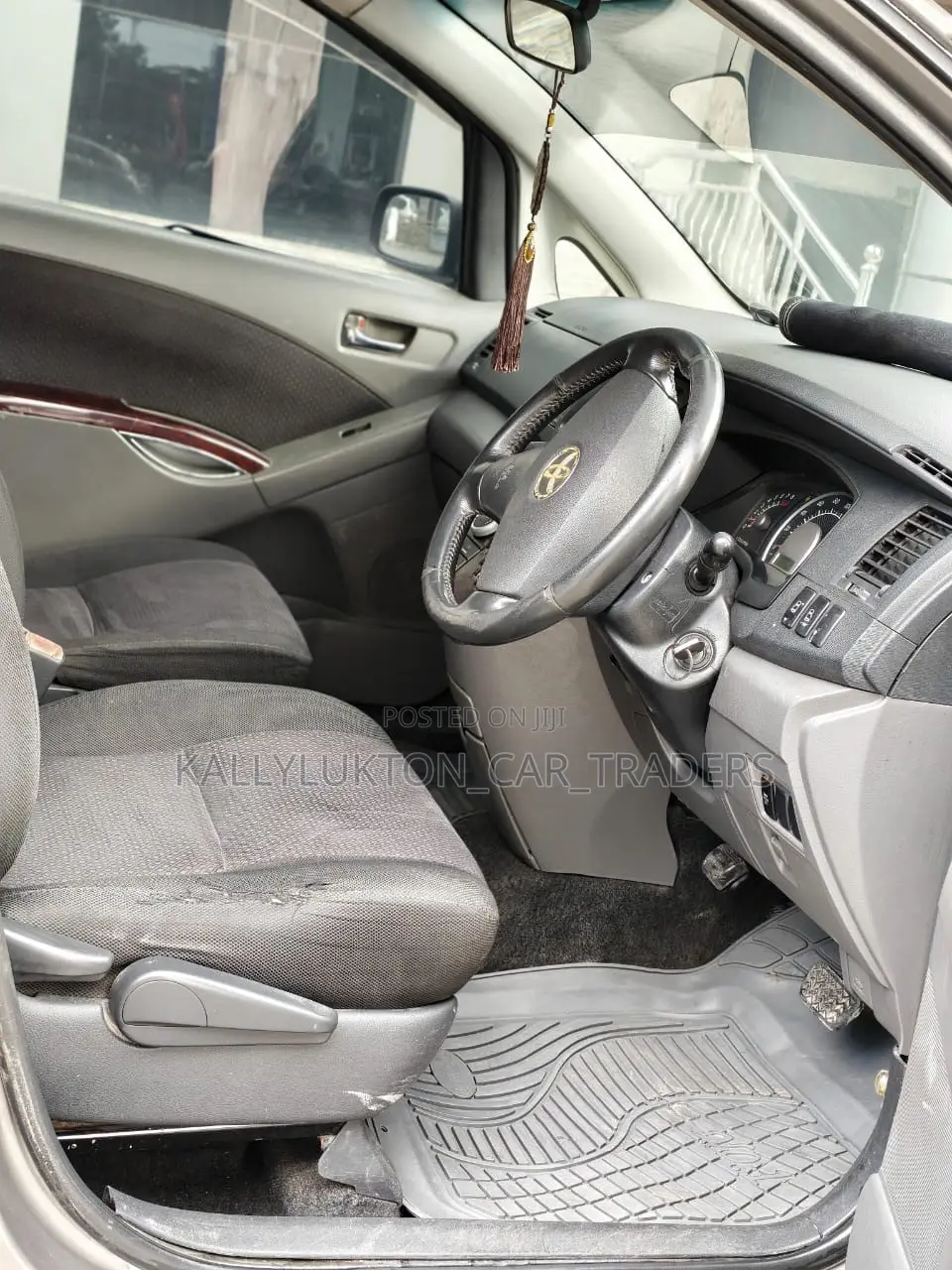 Toyota ISIS 2009 Silver