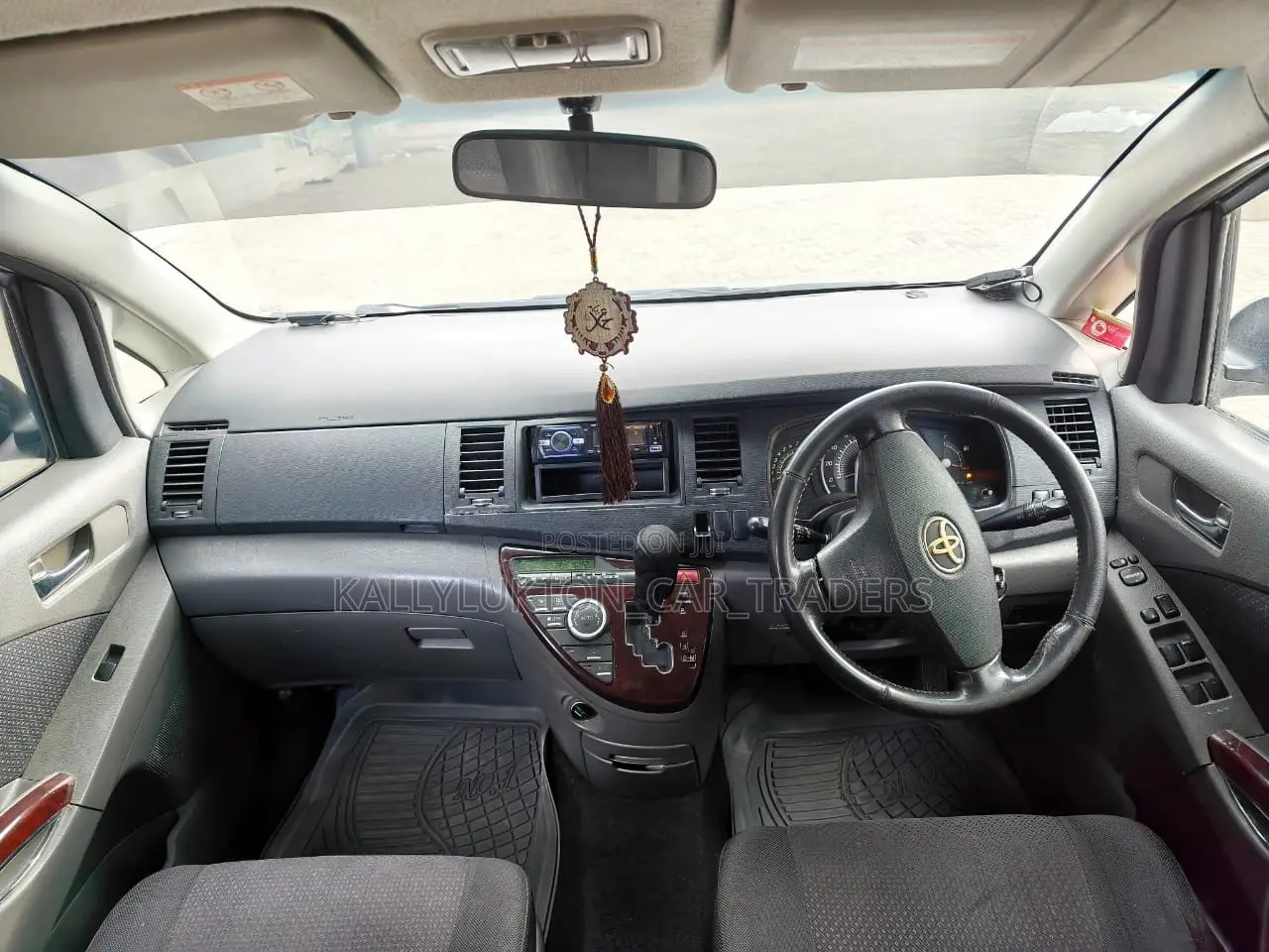 Toyota ISIS 2009 Silver